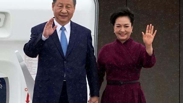 Le président chinois Xi Jinping (G) et son épouse Peng Liyuan arrivent en France pour une visite officielle de deux jours, le 5 mai 2024 à l