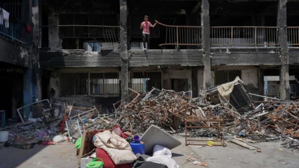 Des déplacés palestiniens déblaient les décombres d