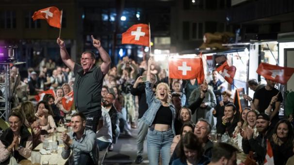 Des supporters laissent éclater leur joie dans le nord-ouest de la Suisse à Bienne, ville natale de l