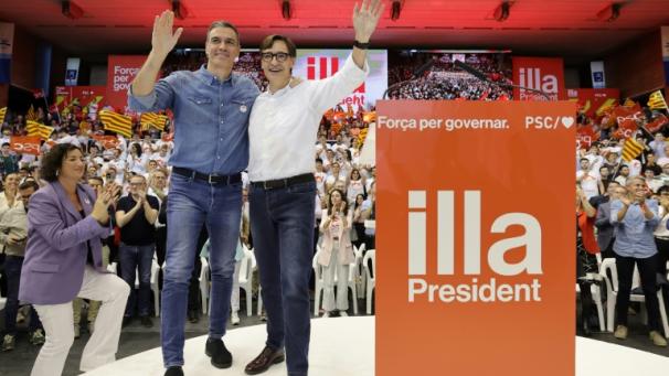 Le Premier ministre espagnol Pedro Sanchez (à gauche) et le candidat socialiste à la présidence de Catalogne Salvador Illa pendant le dernier meeting de la campagne électorale, le 10 mai 2024 à Barcelone