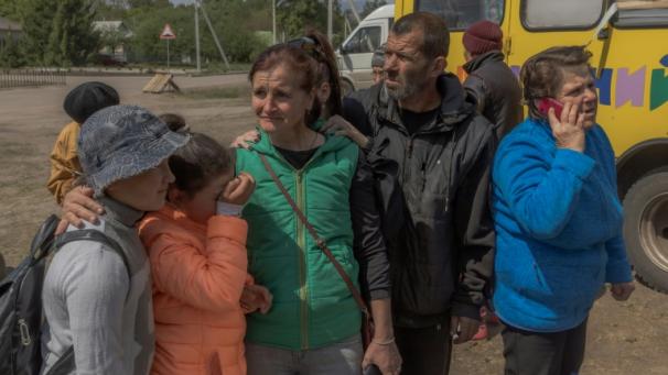 Une famille évacuée de la région de Vovchansk, dans le nord-est de l