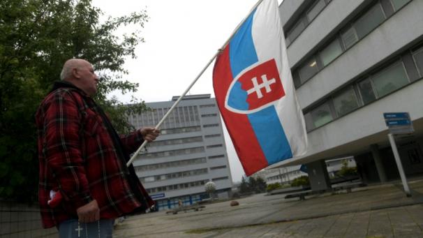 Un partisan du gouvernement avec un drapeau slovaque, le 17 mai 2024, devant l