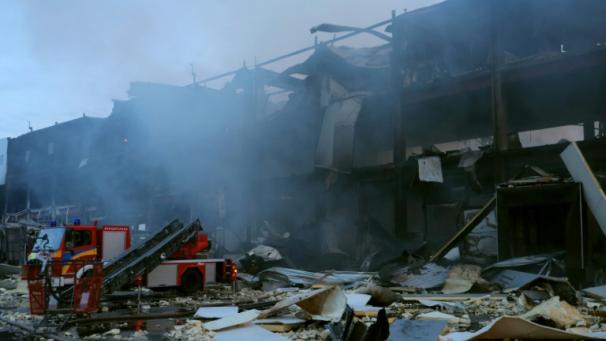 Des pompiers luttent contre un incendie dans un entrepôt après une frappe russe, le 17 mai 2024 à Odessa, dans le sud de l