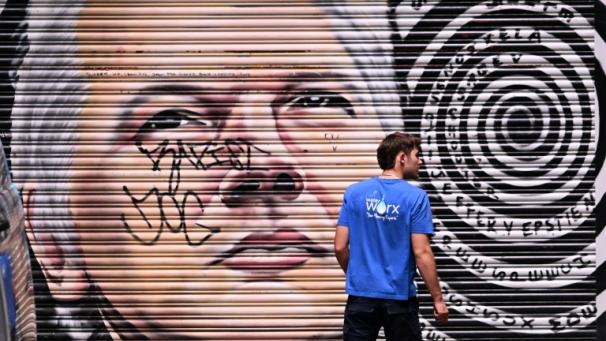 Un homme passe devant une peinture murale représentant le fondateur de WikiLeaks, Julian Assange, dans une ruelle de Melbourne, en Australie, le 26 mars 2024