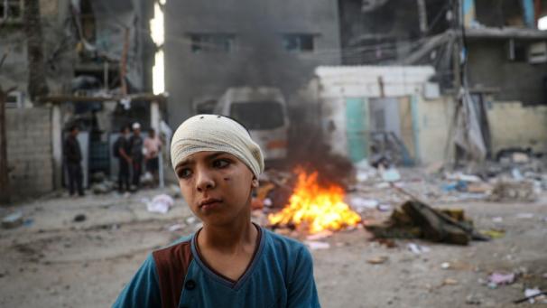 Un garçon palestinien blessé près des décombres d