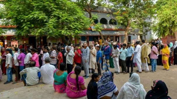 Des électeurs attendent pour voter lors de la dernière phase des élections générales, le 1er juin 2024 à Patna, en Inde