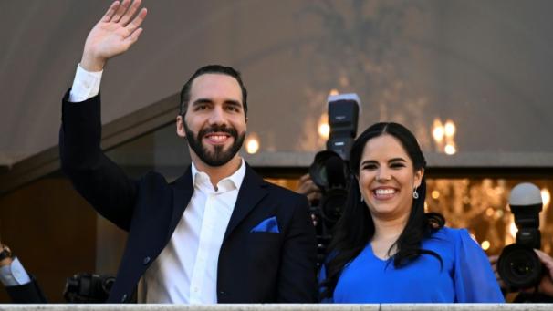 Le président salvadorien Nayib Bukele salue ses partisans en compagnie de son épouse Gabriela Rodríguez, au Théâtre national dans le centre historique de San Salvador, le 29 février 2024