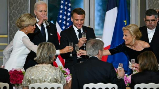 Le président Emmanuel Macron et son épouse Brigitte portent un toast avec le président américain Joe Biden et son épouse Jill, le 9 juin 2024 à l