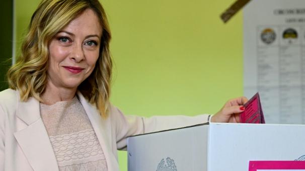 La Première ministre italienne Giorgia Meloni dépose son bulletin dans l