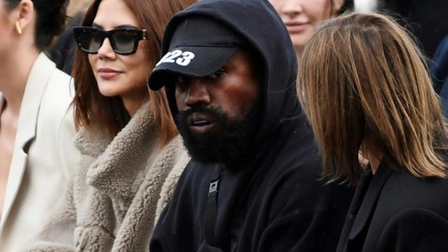 Le rappeur américain Kanye West (au centre) lors du défilé Givenchy à Paris le 2 octobre 2022