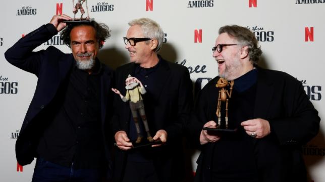 Les cinéastes mexicains Alfonso Cuaron (C), Alejandro Gonzalez Inarritu (L) et Guillermo del Toro (R) assistent à la soirée Three Amigos in Conversation de Netflix, le 6 janvier 2023 à Los Angeles