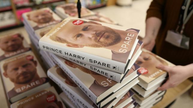 Spare, les mémoires du prince Harry, en vente dans une librairie de Victoria Station à Londres le 10 janvier 2023 peu après minuit
