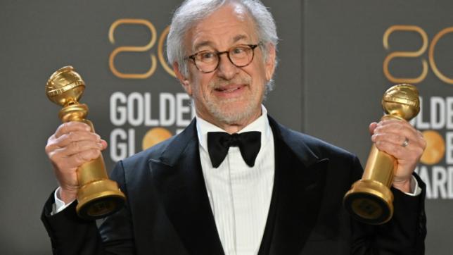 Le cinéaste Steven Spielberg avec ses deux Golden Globes, meilleur film dramatique et meilleur réalisateur, près de Los Angeles le 10 janvier 2023
