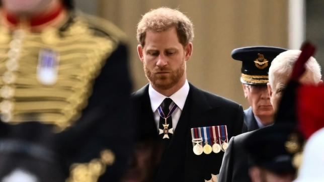 Le prince Harry marche derrière le cercueil de la reine Elizabeth II lors d