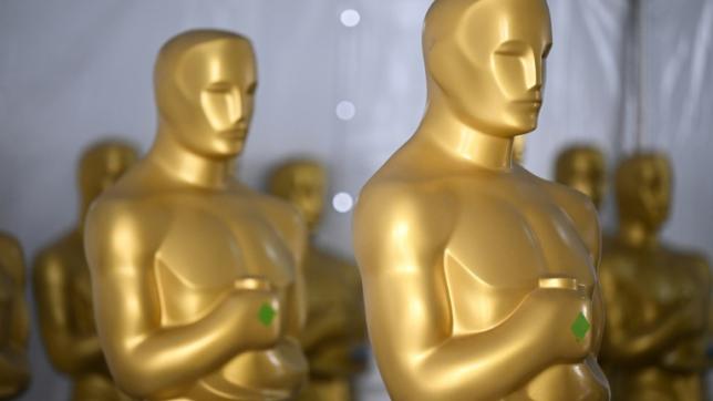 De grandes statues  reproduisant les récompenses remises lors des Oscars, à Hollywood en Californie le 8 mars 2023