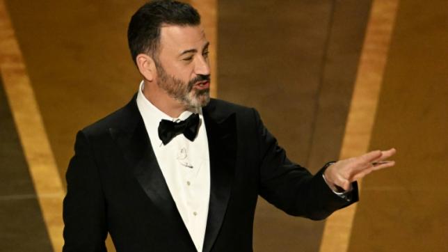 Le maître de cérémonie des Oscars, Jimmy Kimmel, sur scène au Dolby Theatre d