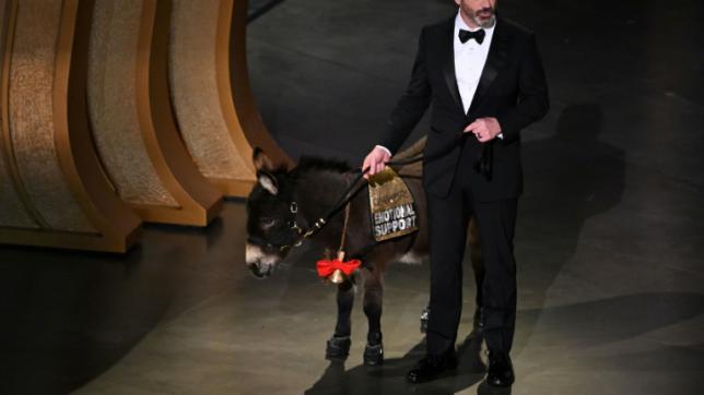 Le maître de cérémonie des Oscars, Jimmy Kimmel, accompagne un âne sur scène, au Dolby Theatre d