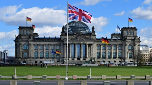 Le drapeau du Royaume-Uni flotte devant le palais du Reichstag qui abrite le Bundestag (Parlement), à Berlin, le 28 mars 2023