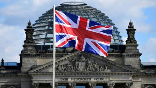 Le drapeau britannique flotte devant le Reichstag qui abrite le Parlement allemand, à Berlin le 28 mars 2023
