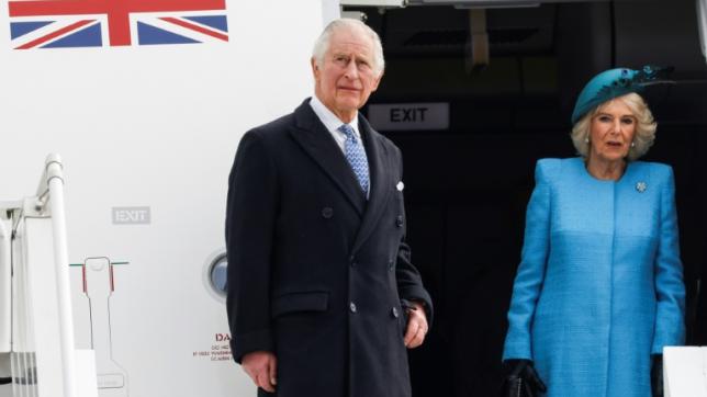 Le roi Charles III et la reine consort Camilla à leur descente d