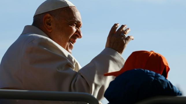 Le pape François sur sa papamobile sur la place Saint-Pierre au Vatican, le 29 mars 2023