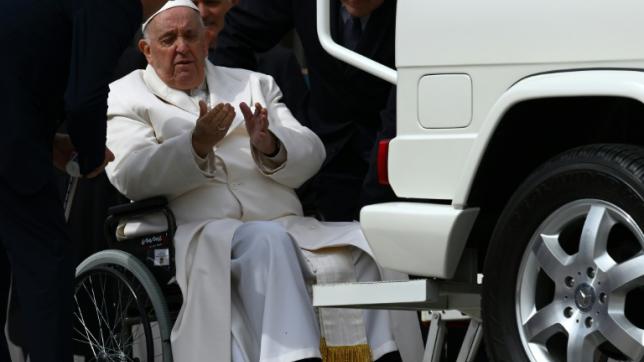 Le pape François en fauteuil roulant avant de monter dans sa papamobile, après l