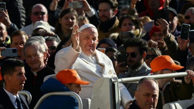 Le pape François à bord de sa papamobile arrive place Saint-Pierre, le 29 mars 2023 au Vatican