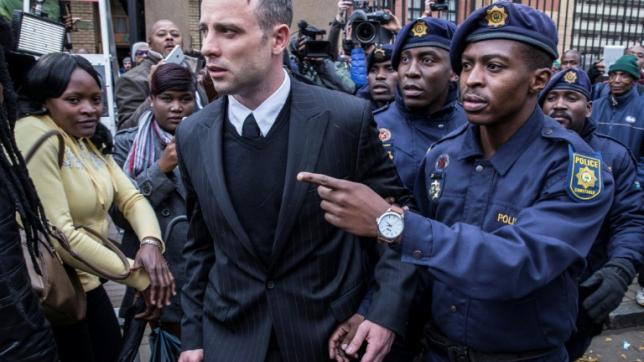 L'ex-champion paralympique Oscar Pistorius (c) quitte le tribunal de Pretoria après une audience, le 14 juin 2016 en Afrique du Sud