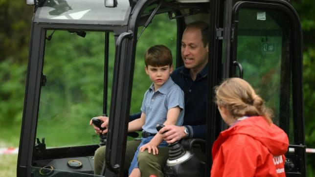 Le prince William et son fils, le prince Louis, participent à la journée de bénévolat Big Help Out auprès de scouts, le 8 mai 2023 à Slough, à l