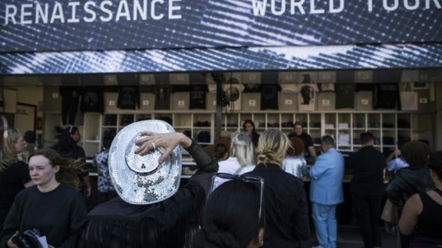 Des fans de Beyoncé font la queue pour acheter des souvenirs avant le premier concert de sa tournée mondiale Renaissance, à Solna, au nord de Stockholm, le 10 mai 2023 en Suède