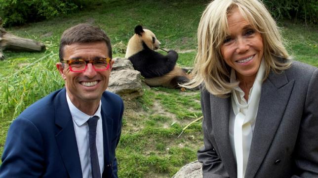 Le directeur du zoo de Beauval Rodolphe Delord, le panda Yuan Meng né en 2017 et Brigitte Macron à Saint-Aignan, le 17 mai 2023