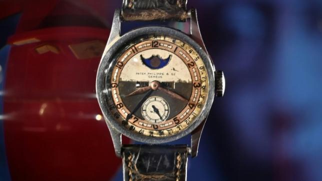 La montre Patek Philippe ayant appartenu au dernier empereur de Chine Puyi vendue pour plus de 5 millions de dollars aux enchères, photographiée à Hong Kong le 23 mai, jour de la vente