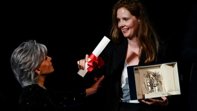 La réalisatrice française Justine Triet (d) reçoit la Palme d