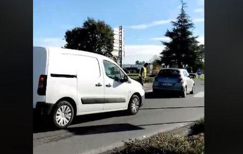 Vidéo Un Gilet Jaune Bloque Seul Un Rond Point Le Fou Rire