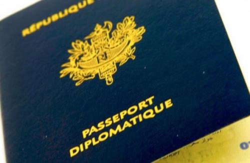 Trois Questions Pour Comprendre Ce Qu Est Un Passeport Diplomatique Et A Quoi Il Sert Vraiment