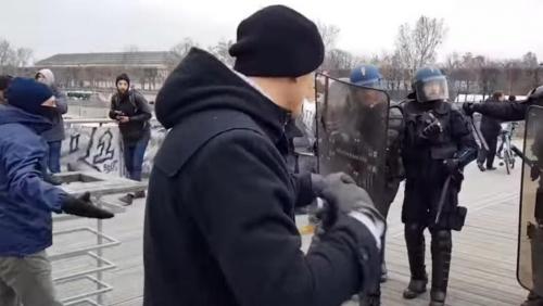 Gilets Jaunes Le Boxeur Qui A Frappé Des Policiers Publie