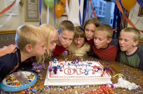 Termine Le Gateau Au Yaourt Dans Le Salon Pour Les Fetes D Anniversaire Des Enfants Termine Le Gateau Au Yaourt Dans Le Salon Pour Les Fetes D Anniversaire Des Enfants