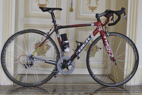Le vélo d'Armstrong au château des Roches