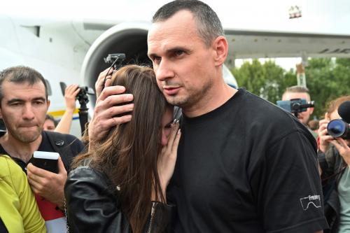 Echange Historique De Prisonniers Dont Oleg Sentsov Entre La