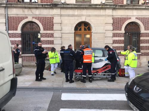Une voiture percute le mur de la mairie à Romilly-sur-Seine - L'Est Eclair