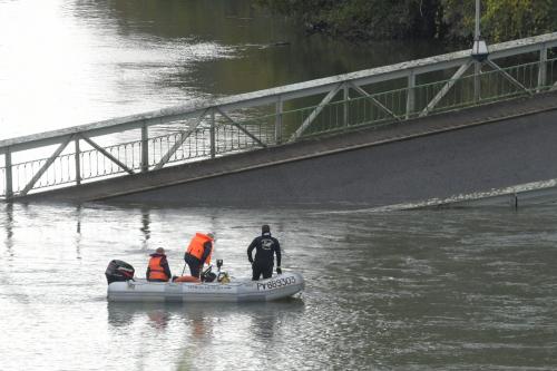 Pont effondré près de Toulouse : une adolescente tuée et «probablement plusieurs disparus» - L'Est Eclair