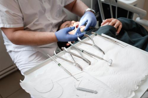 Deconfinement Des Dentistes Se Deshabillent Pour Denoncer Le Manque De Masques