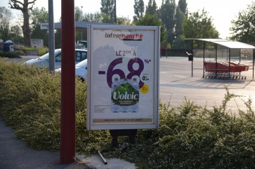 Une Famille Derobe 134 Packs D Eau A L Intermarche De Sedan