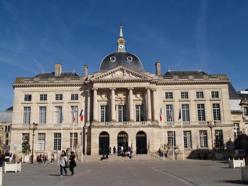 Quatre Personnes Testees Positives Au Covid 19 A La Mairie De Chalons Le Batiment Principal Ferme