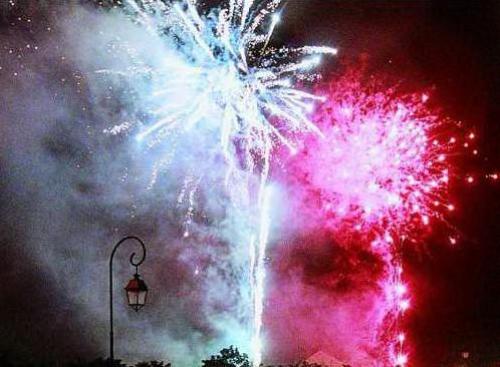Quelques Rares Feux D Artifice Le 14 Juillet Mais Chut