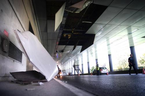 Des Filets Vont Etre Installes Au Plafond Du Centre Des Congres De