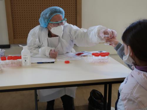 Premiers Tests Salivaires Dans Une Ecole De Soissons Une Technique Rapide Et Pas Traumatisante