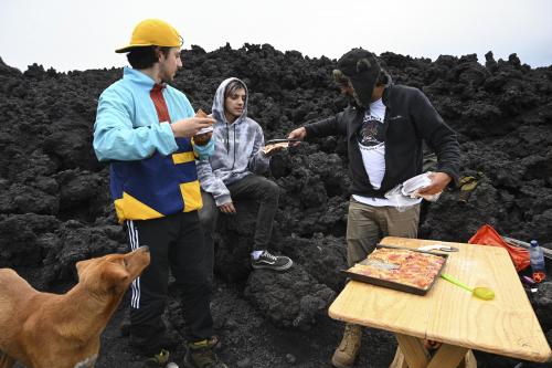 il concocte des pizzas sur un volcan du guatemala