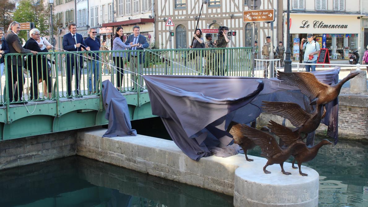 Deux nouvelles œuvres inaugurées sur les quais à Troyes Journal L'Est Eclair Deux nouvelles œuvres inaugurées sur les quais à Troyes Journal L'Est Eclair
