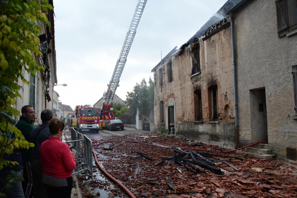 Le Bel Elan De Solidarite D Igny Comblizy Apres L Incendie D Une Maison